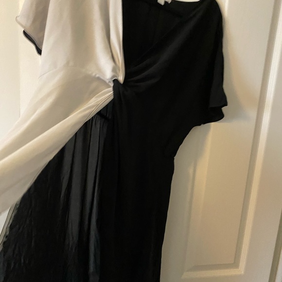 NEW YORK & CO. - BLACK & WHITE OVERLAY TOP - Picture 4 of 7